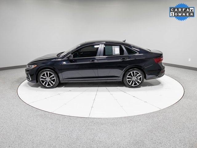 Used 2025 Volkswagen Jetta SE image 32