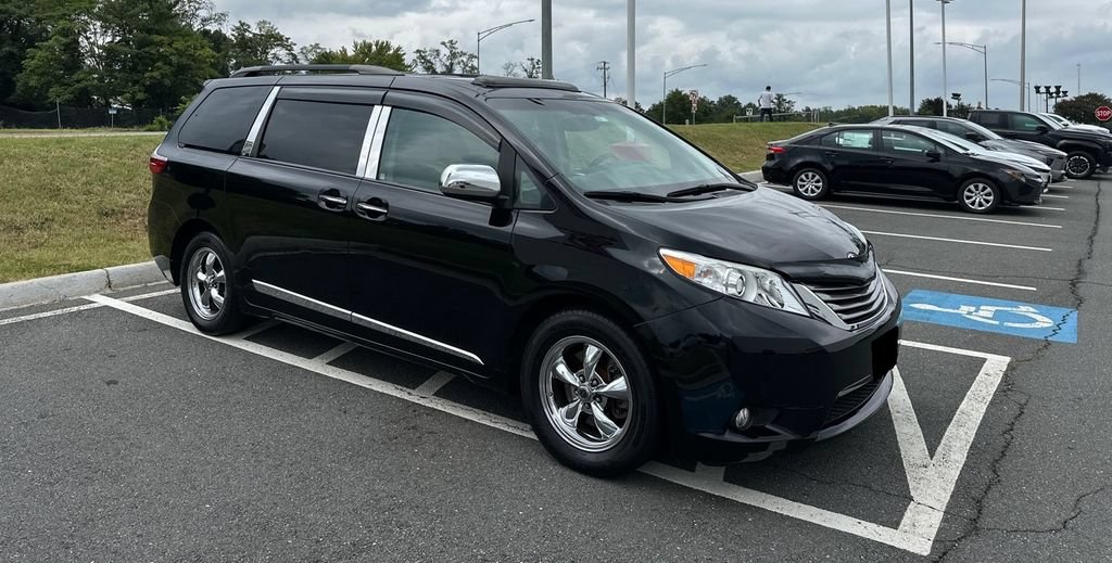 Used 2017 Toyota Sienna XLE w/ XLE Navigation Package FWD image 2