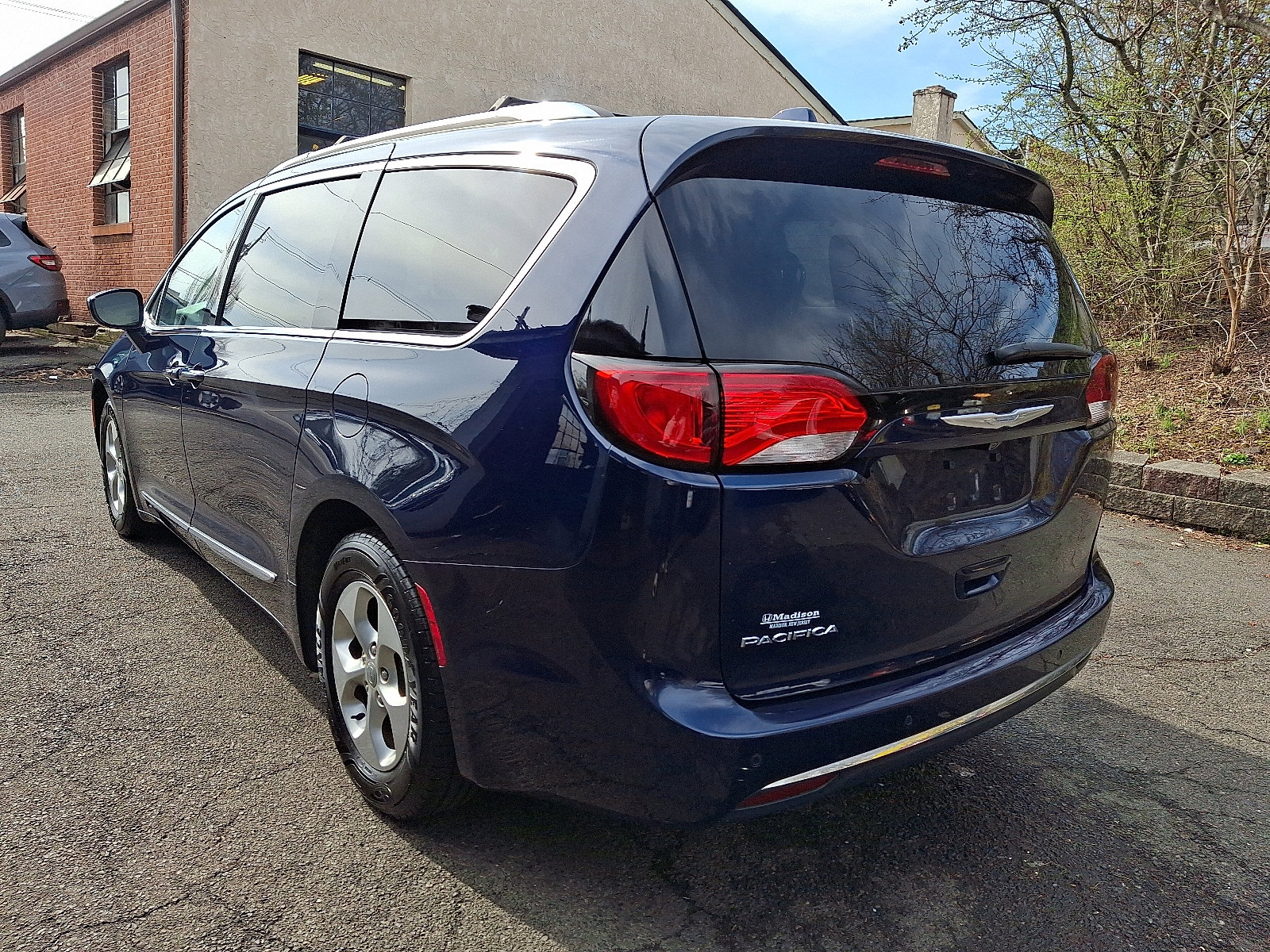 Used 2017 Chrysler Pacifica Touring-L Plus image 9