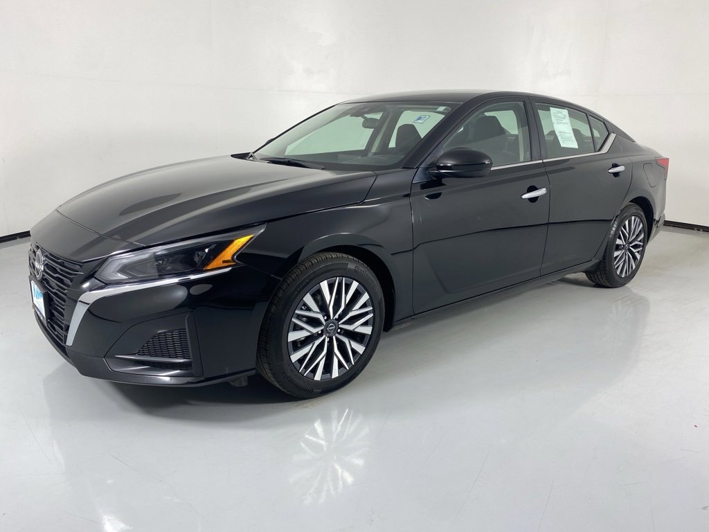 Used 2024 Nissan Altima 2.5 SV image 3