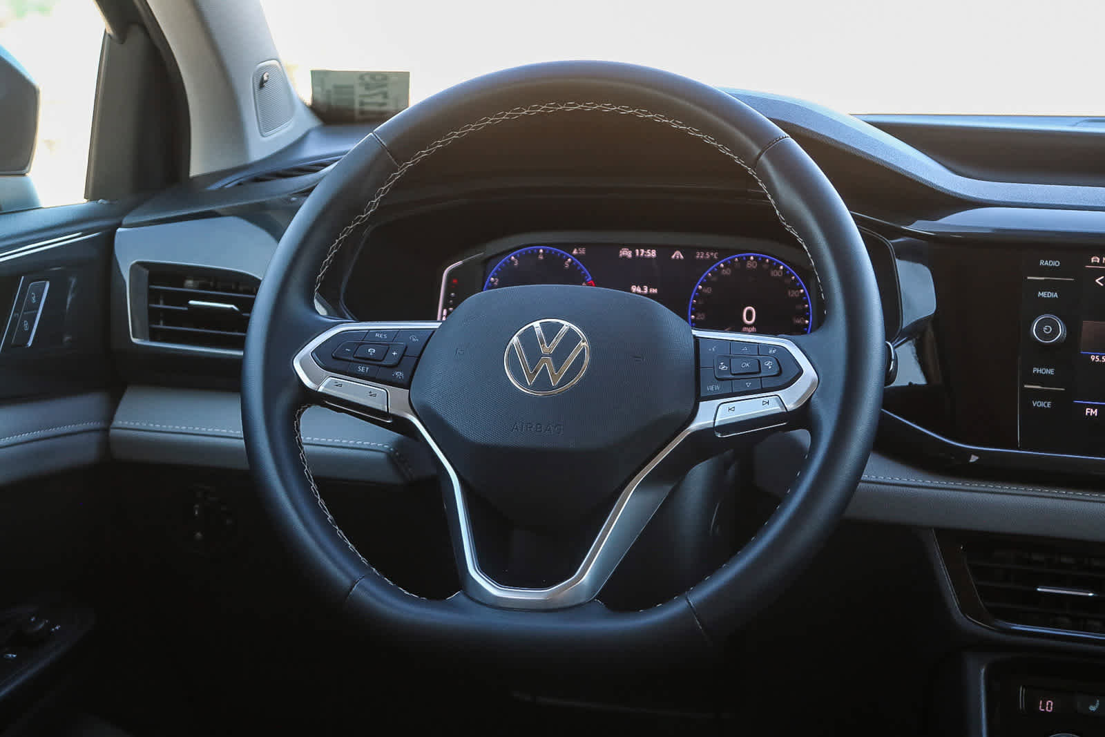 Used 2022 Volkswagen Taos SEL image 15