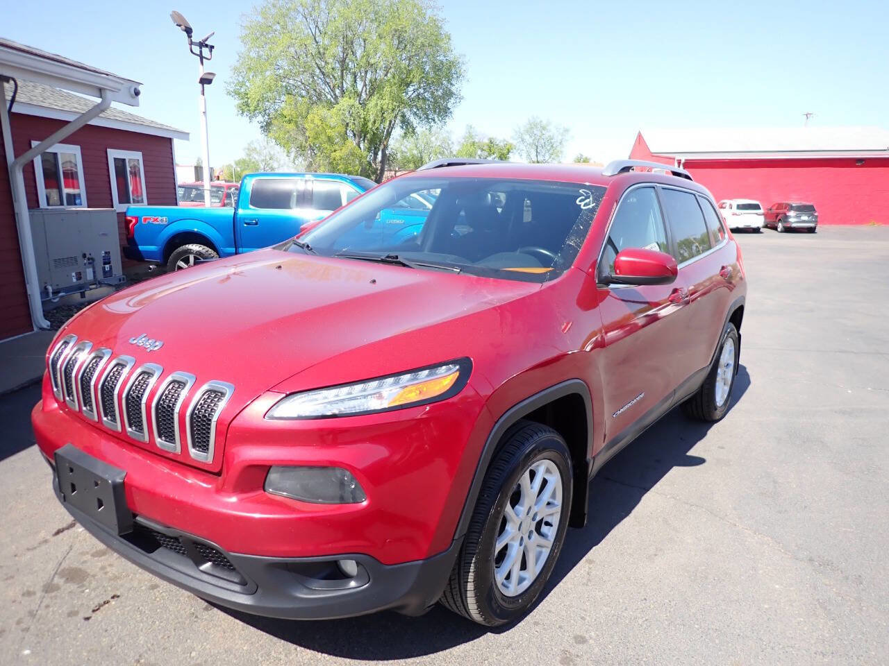 Used 2016 Jeep Cherokee Latitude w/ Cold Weather Group AWD/4WD image 3