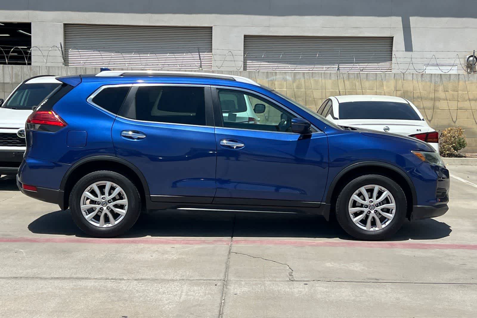 Used 2017 Nissan Rogue SV FWD image 9