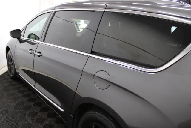 Used 2019 Chrysler Pacifica Touring-L FWD image 10