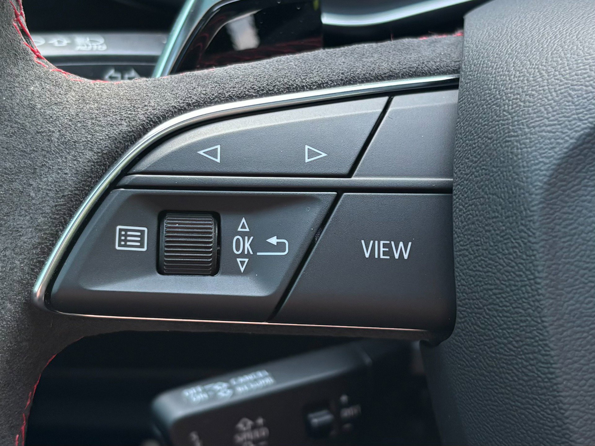 Used 2023 Audi RS Q8 w/ Black Optic Package image 37