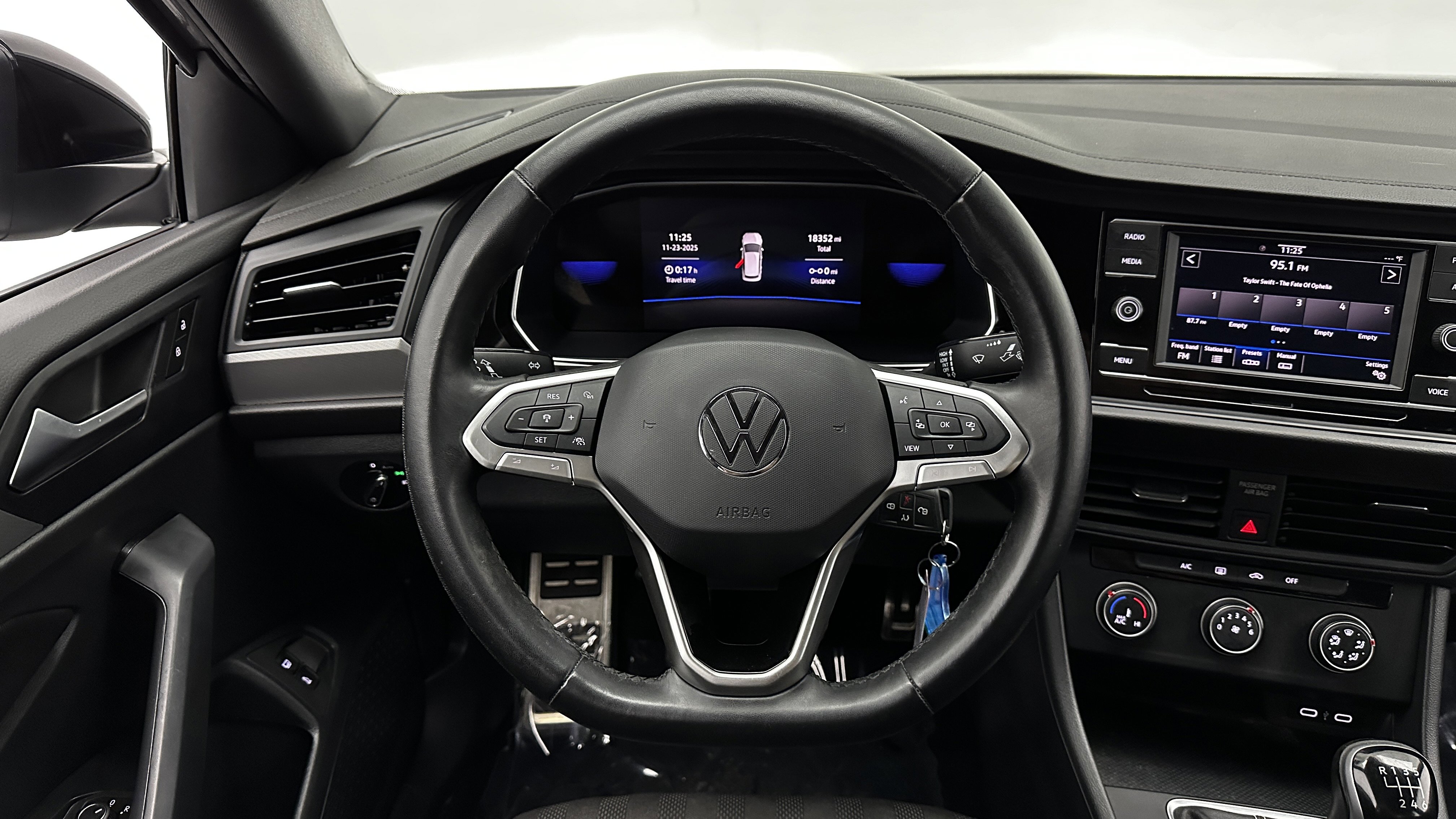 Used 2023 Volkswagen Jetta Sport image 21