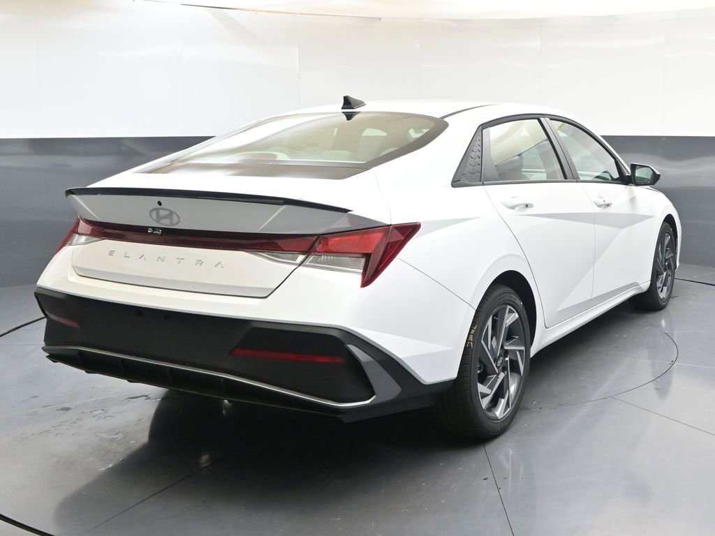 Certified 2025 Hyundai Elantra Sport FWD image 5