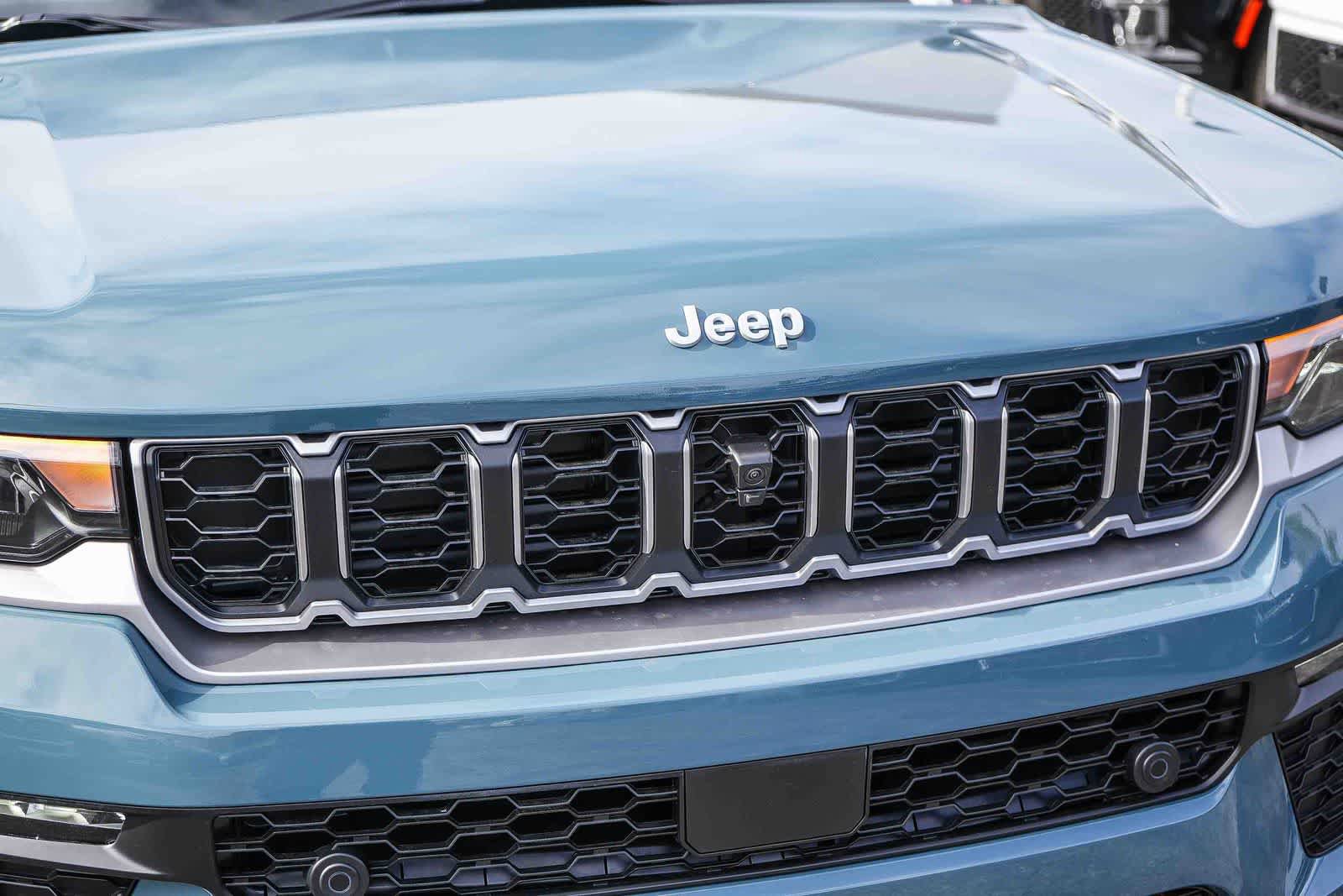 New 2026 Jeep Grand Cherokee L Limited w/ Luxury Tech Group II AWD/4WD image 5