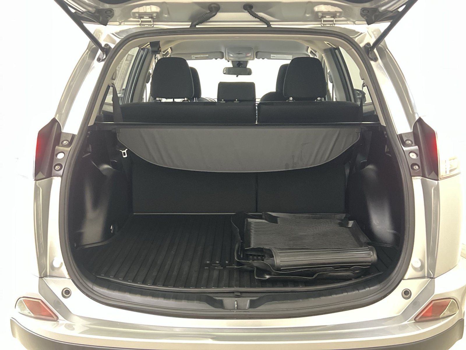 Used 2018 Toyota RAV4 LE w/ All Weather Liner Package AWD/4WD image 25
