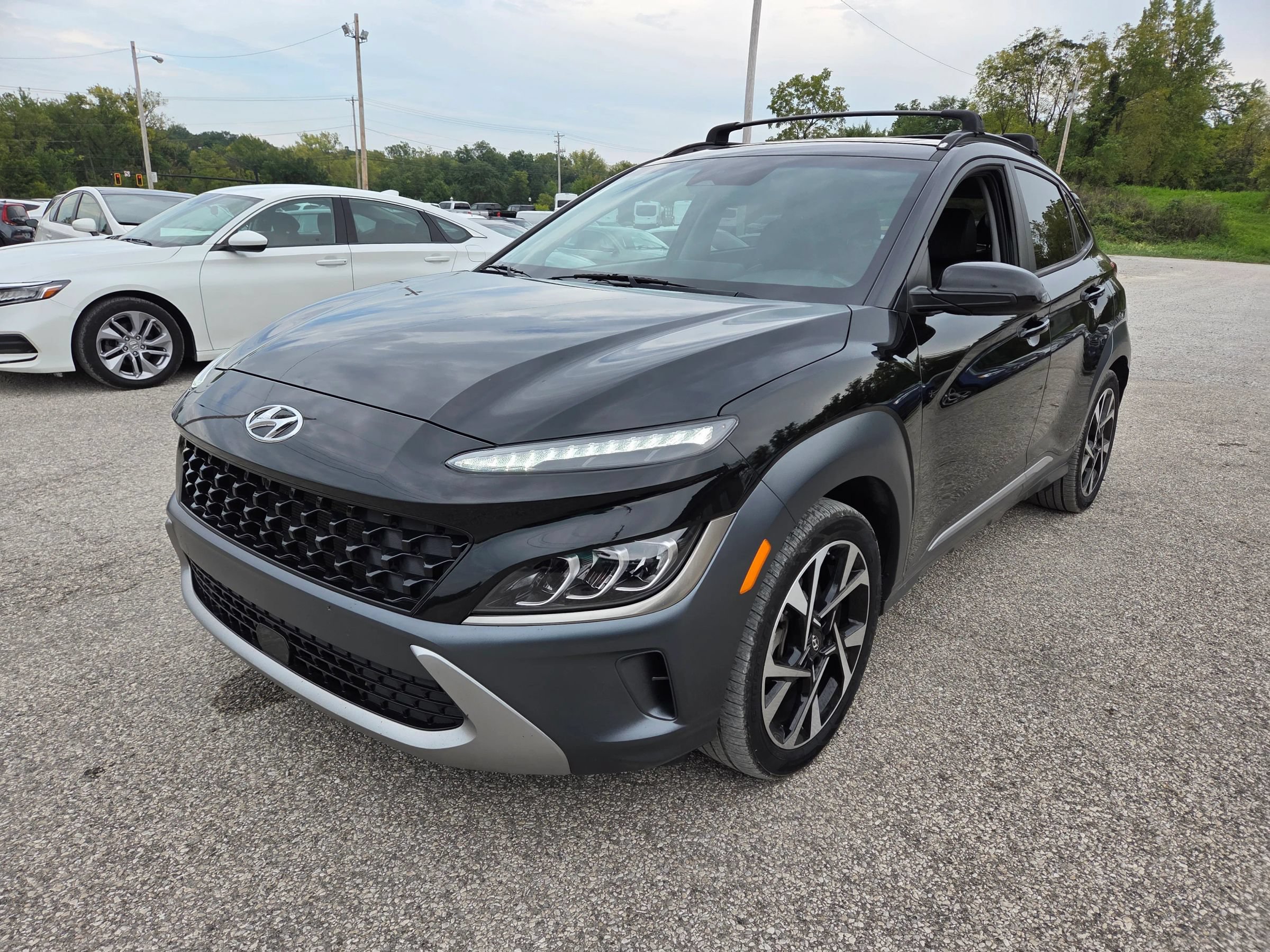 Used 2022 Hyundai Kona Limited FWD image 2
