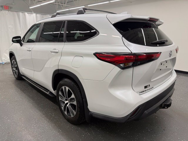 Used 2023 Toyota Highlander XLE AWD/4WD image 4