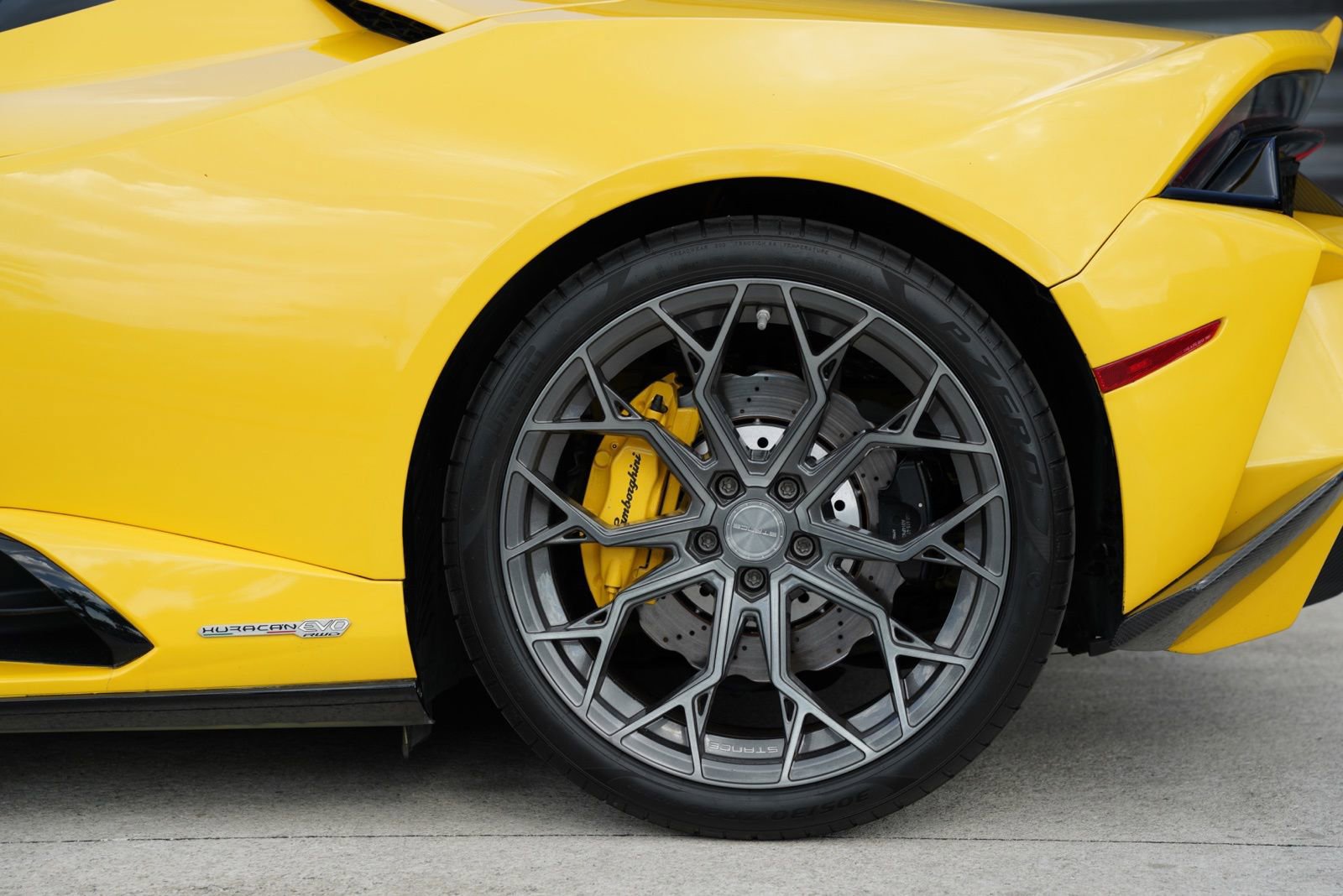 Used 2022 Lamborghini Huracan EVO image 18