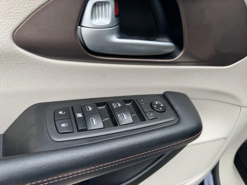Used 2019 Chrysler Pacifica Touring-L FWD image 15