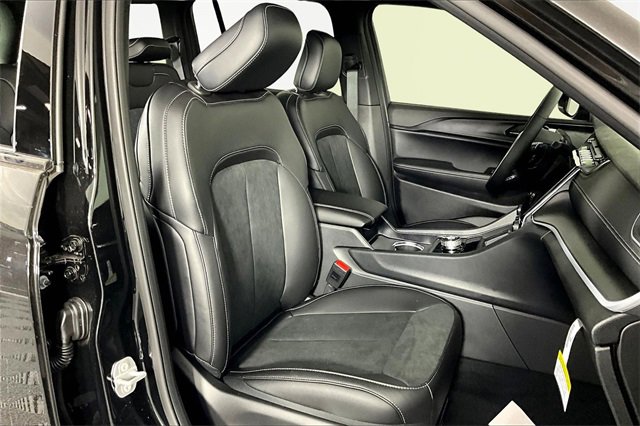 New 2025 Jeep Grand Cherokee Altitude w/ Trailer Tow Package image 12