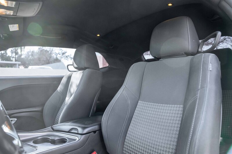Used 2016 Dodge Challenger SXT RWD image 10