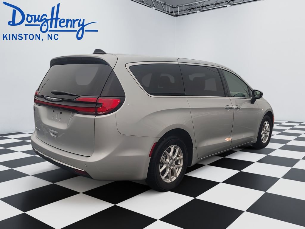 Used 2024 Chrysler Pacifica Touring-L FWD image 5