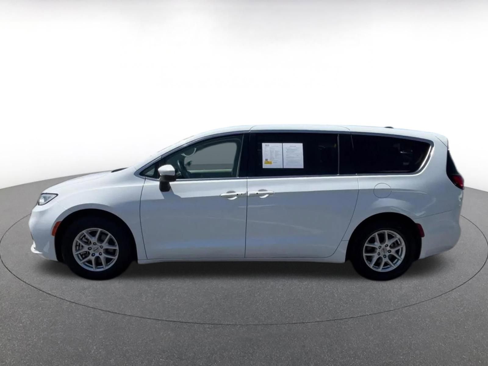 Used 2023 Chrysler Pacifica Touring-L FWD image 9