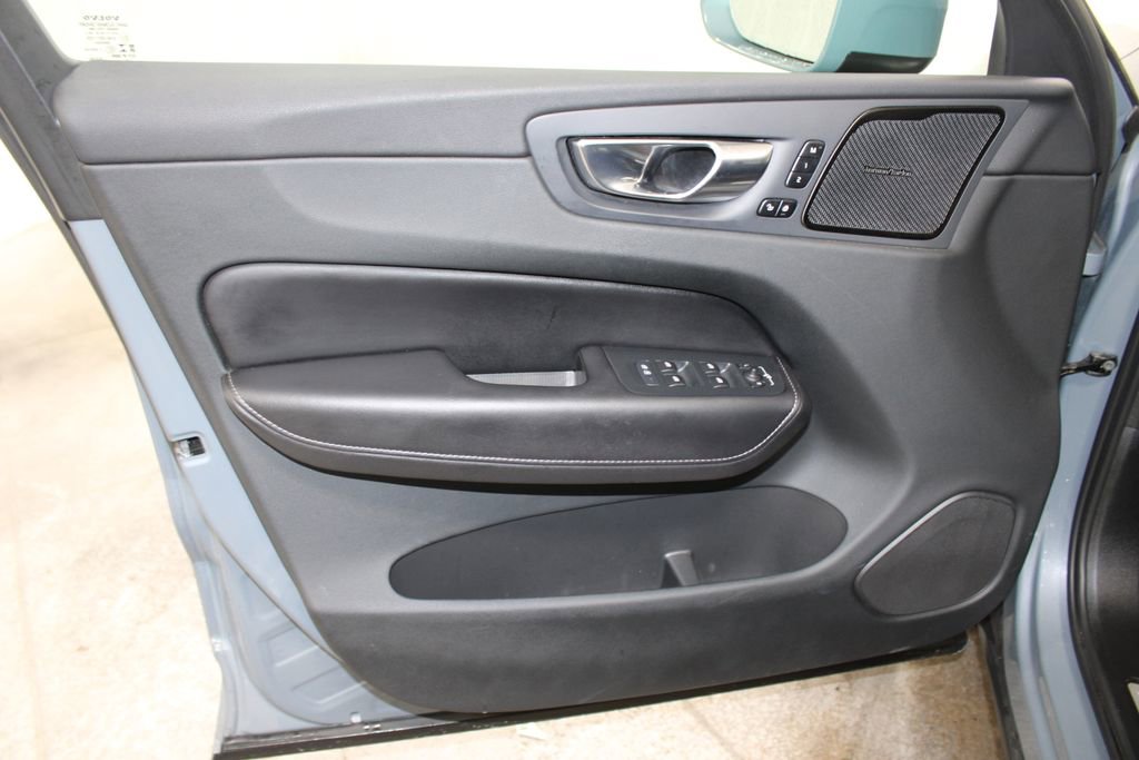 Used 2023 Volvo XC60 B6 Ultimate image 16