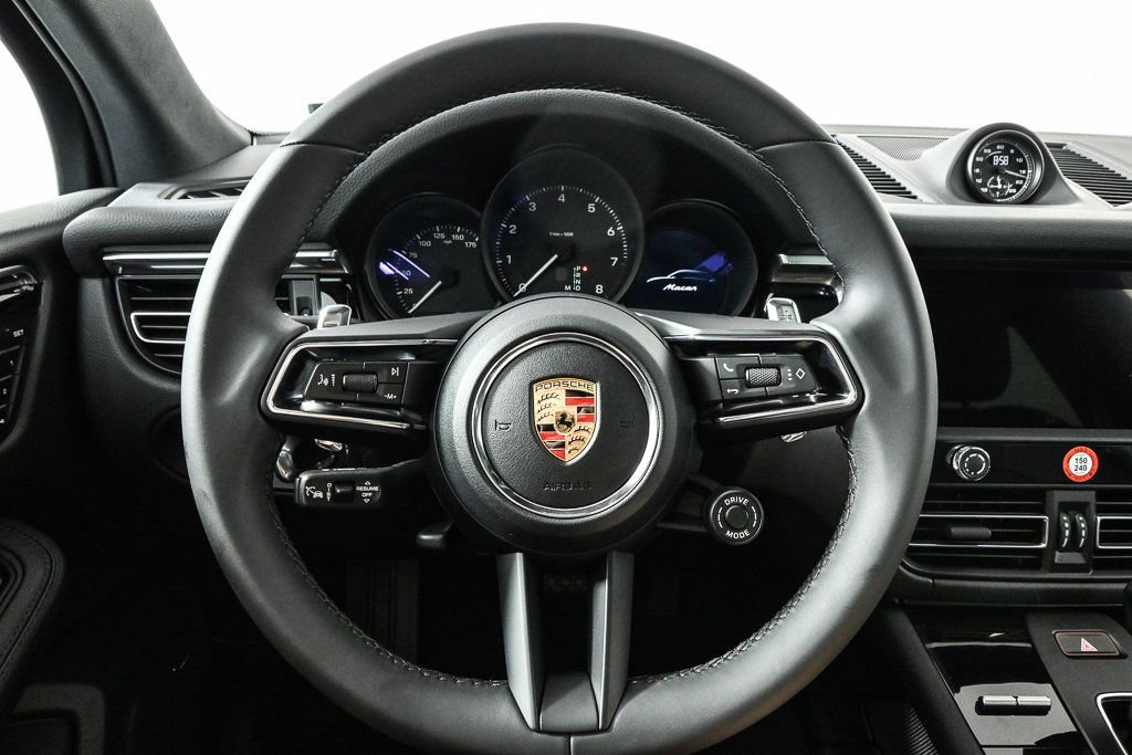 Certified 2026 Porsche Macan AWD/4WD image 9