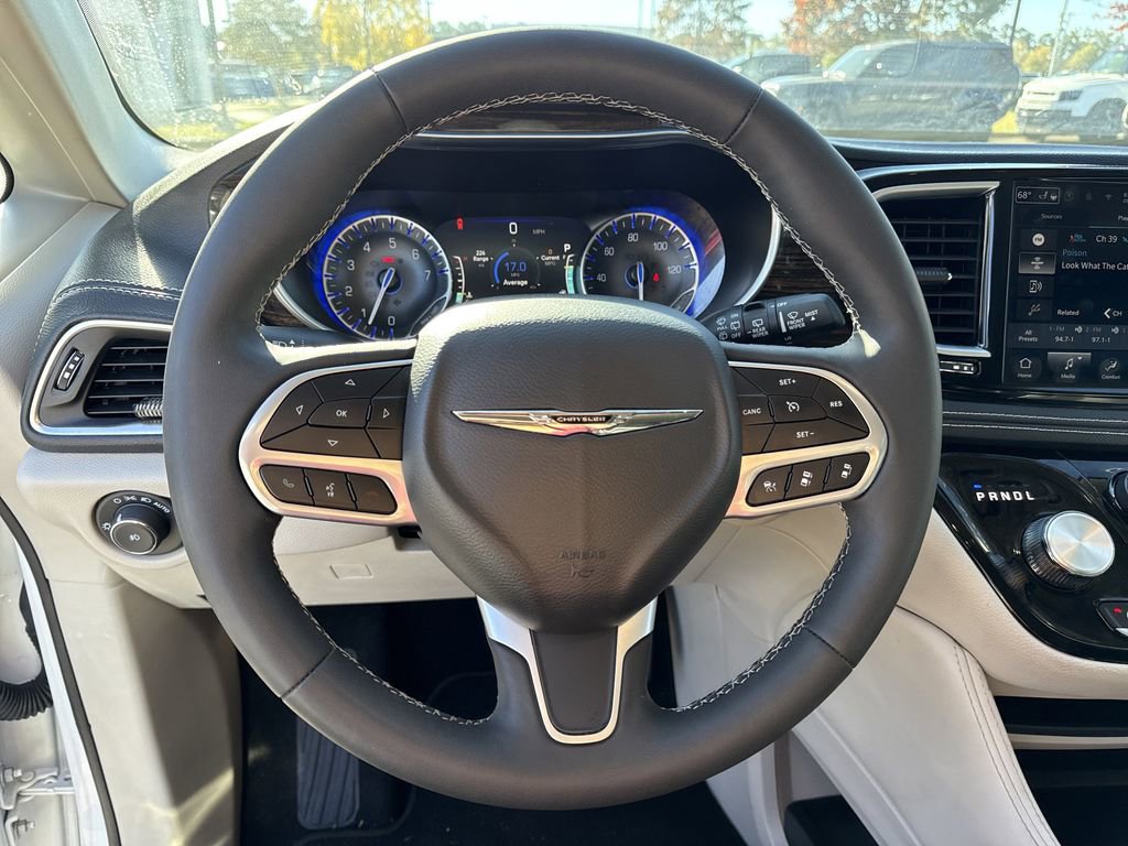 Used 2024 Chrysler Pacifica Limited image 29