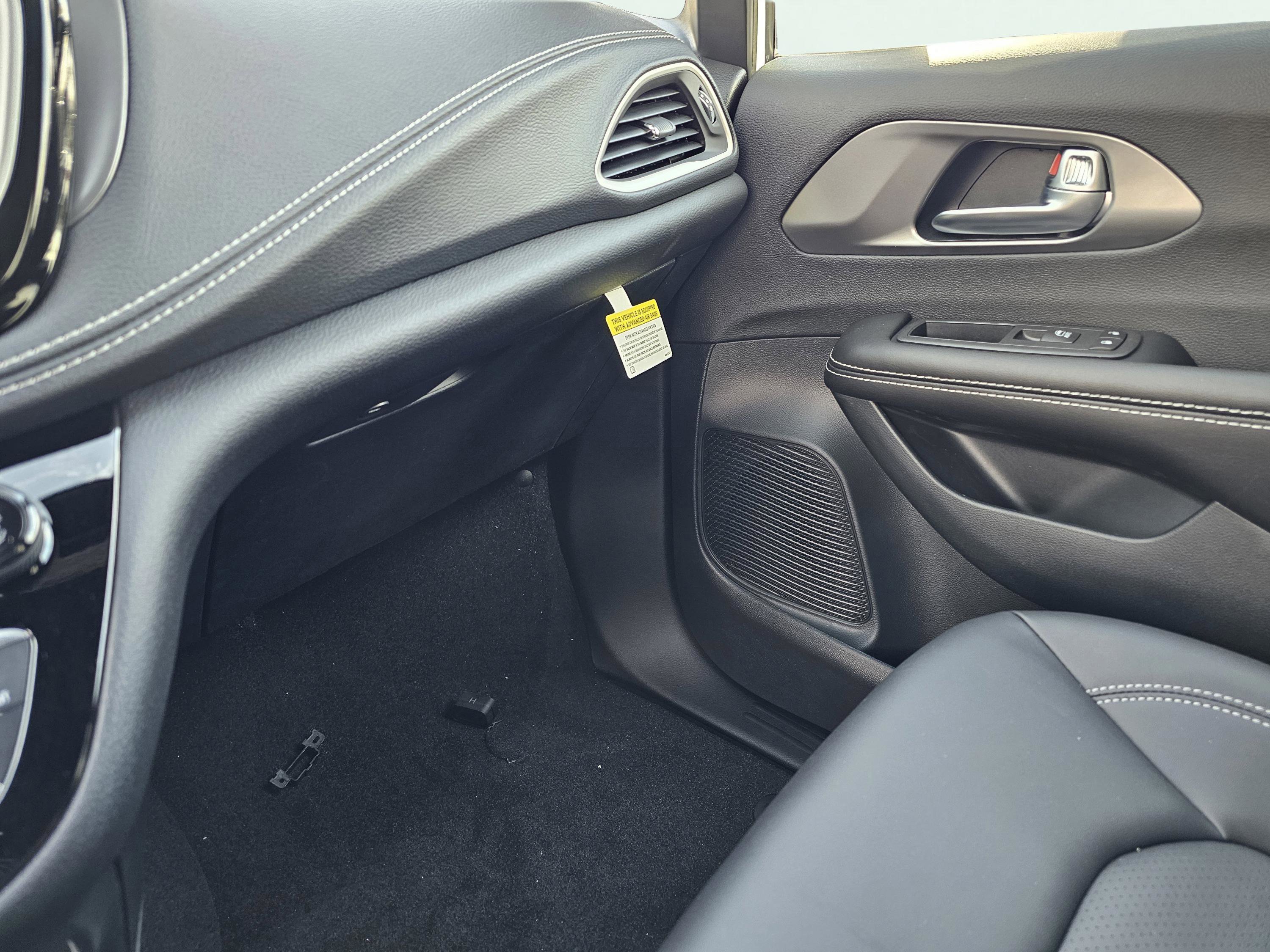 New 2026 Chrysler Pacifica Select image 26