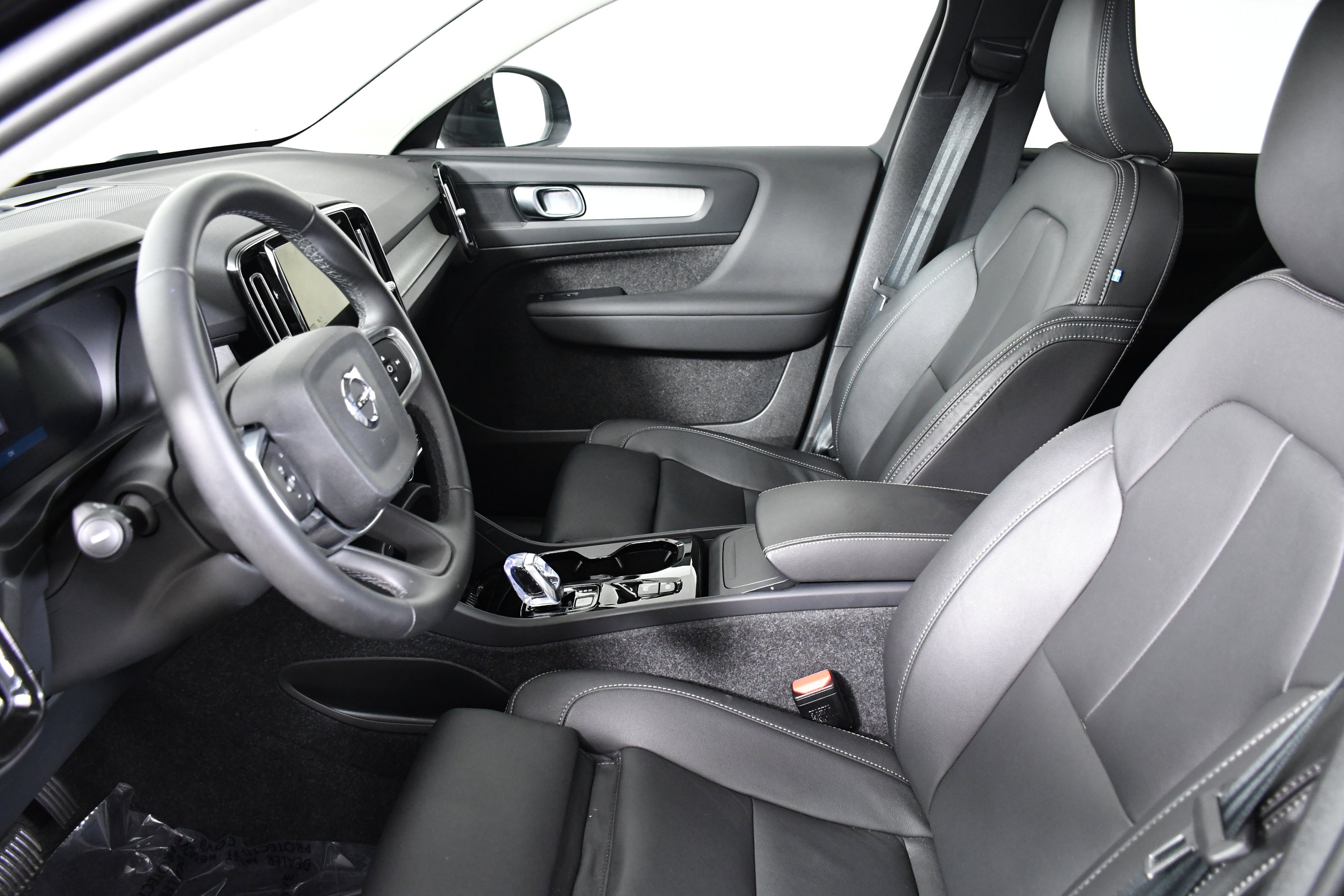 Used 2025 Volvo XC40 B5 Plus image 20