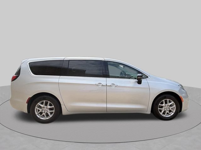 Used 2024 Chrysler Pacifica Touring-L FWD image 6