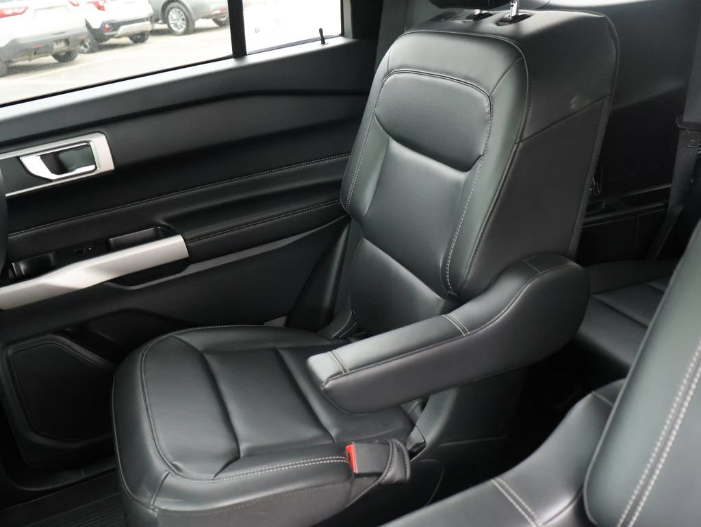 Used 2022 Ford Explorer XLT w/ Equipment Group 202A AWD/4WD image 39