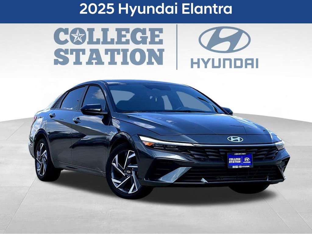 Used 2025 Hyundai Elantra Sport image 3