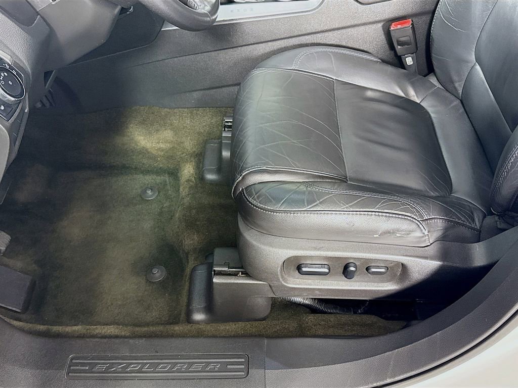 Used 2014 Ford Explorer XLT w/ Equipment Group 202A AWD/4WD image 19