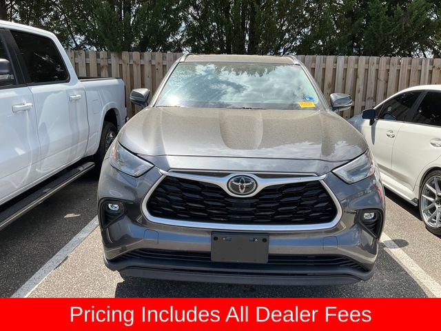 Used 2021 Toyota Highlander XLE AWD/4WD image 2
