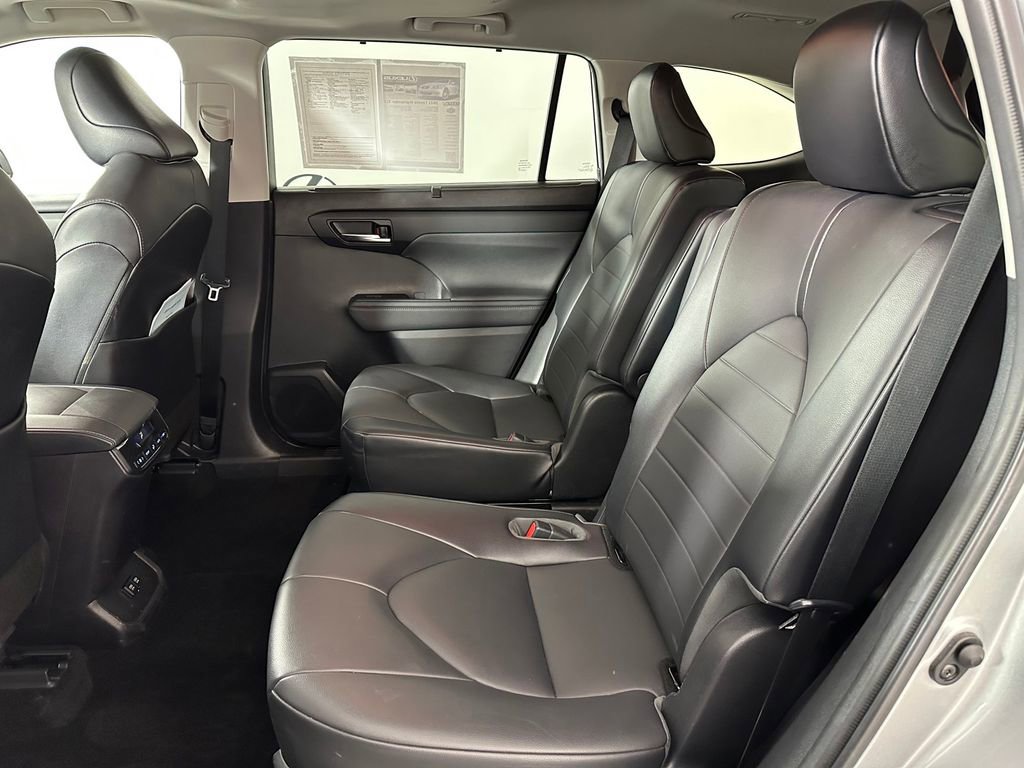 Used 2021 Toyota Highlander XLE AWD/4WD image 18