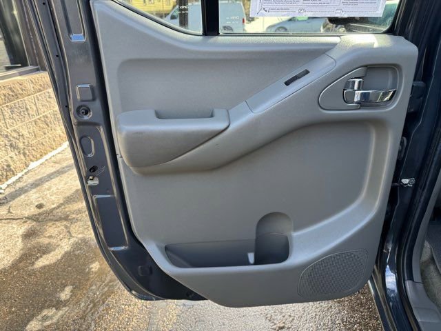 Used 2013 Nissan Frontier SV image 17