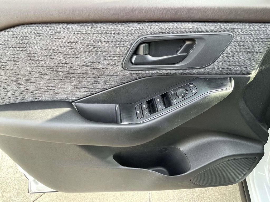 Used 2023 Nissan Rogue S image 14