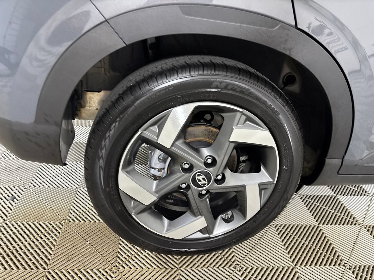 Used 2025 Hyundai Venue SEL FWD image 32