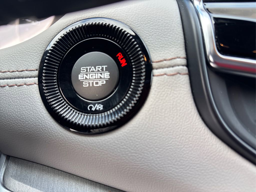 Used 2025 Jeep Compass Limited image 30