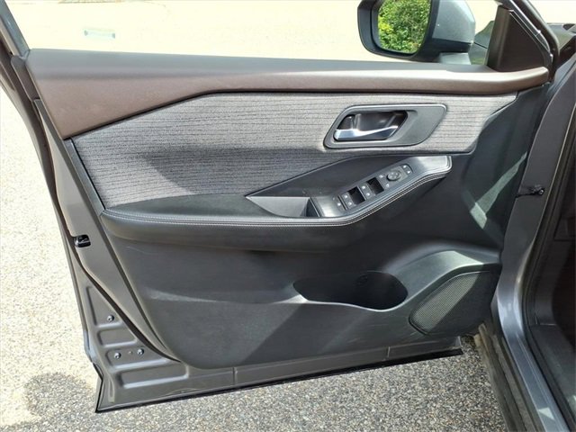 Used 2023 Nissan Rogue SV image 11