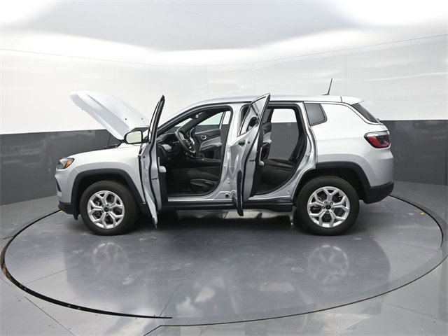 Used 2025 Jeep Compass Sport image 38