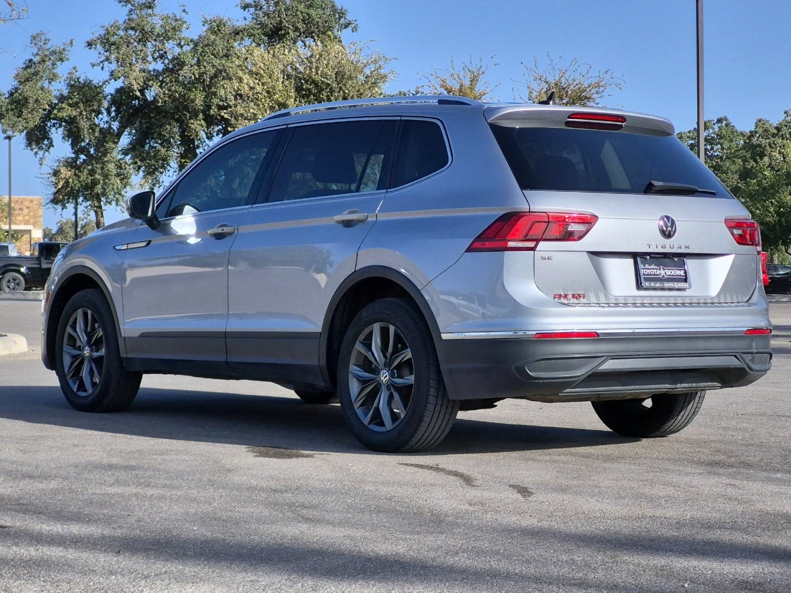 Used 2022 Volkswagen Tiguan SE FWD image 3