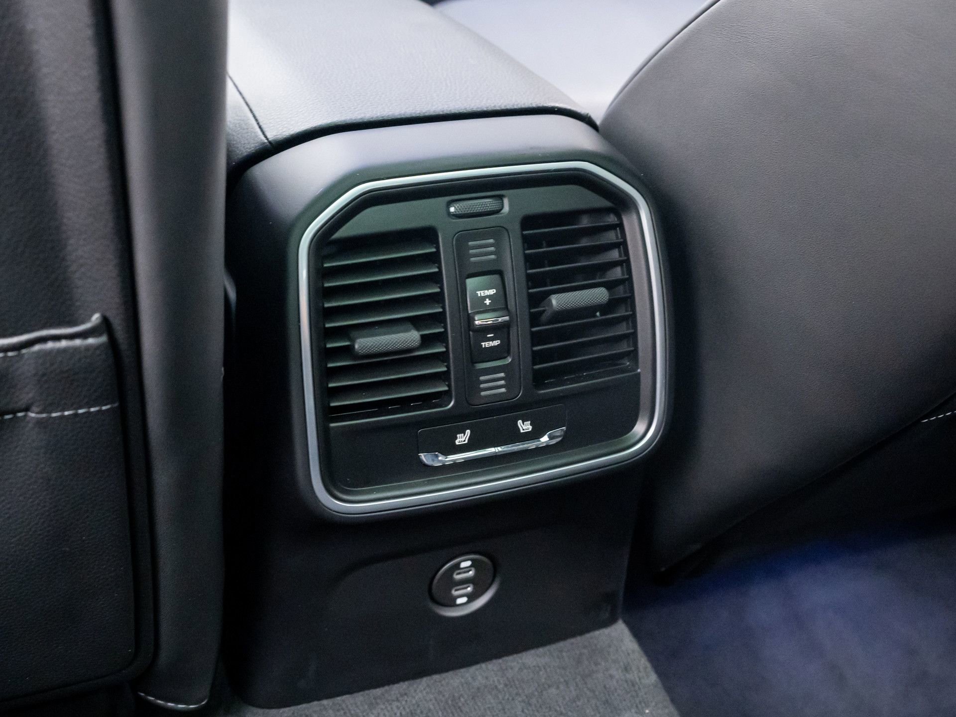 Certified 2026 Porsche Macan AWD/4WD image 18