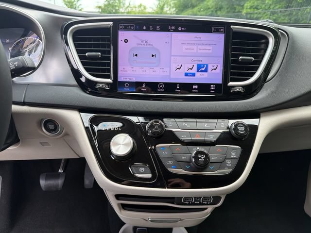 Used 2023 Chrysler Pacifica Touring-L FWD image 21