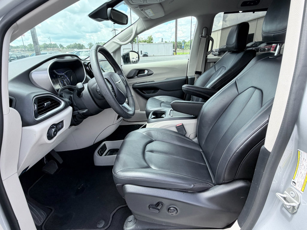 Used 2024 Chrysler Pacifica Touring-L FWD image 20