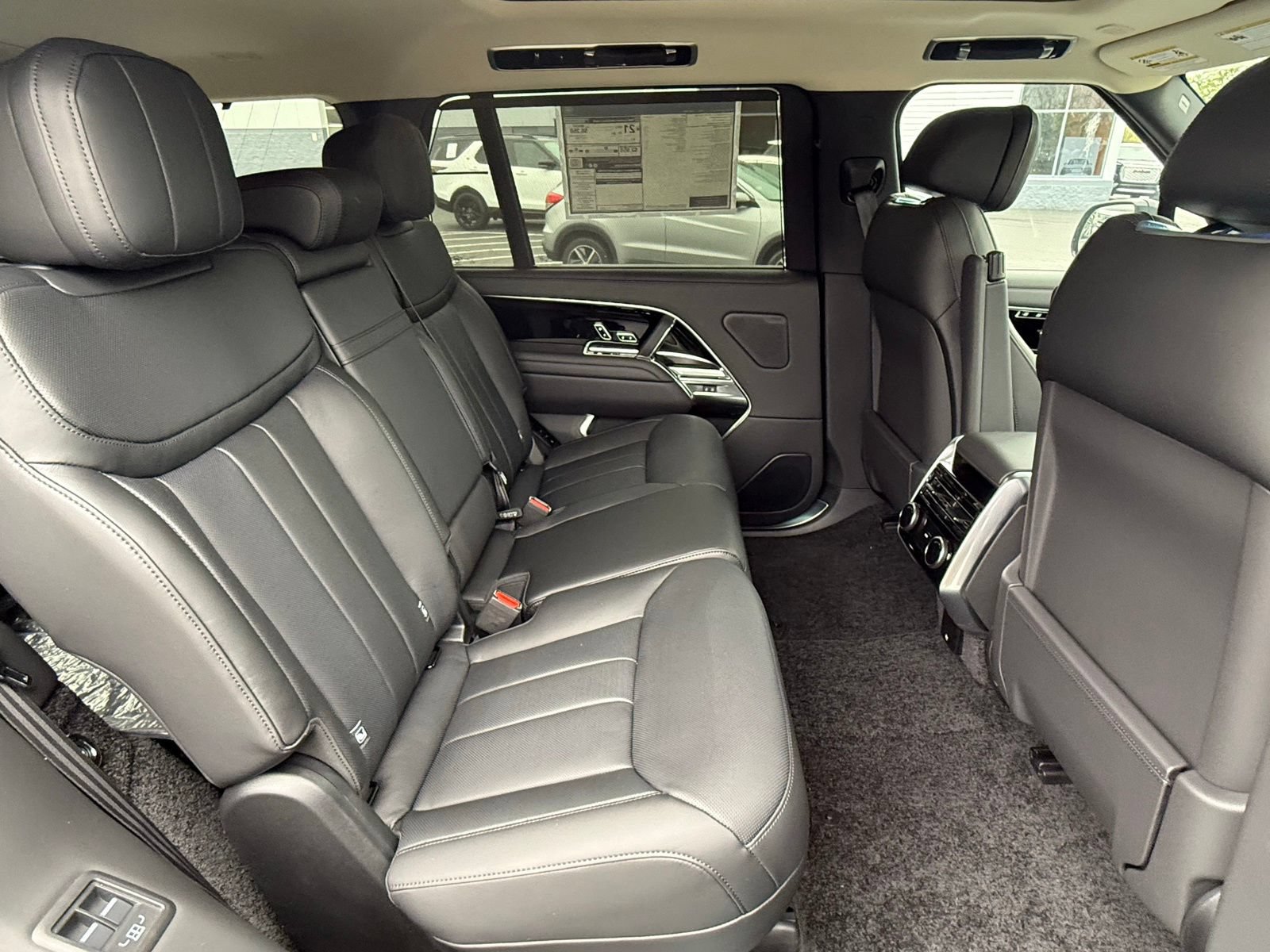 New 2026 Land Rover Range Rover Long Wheelbase SE AWD/4WD image 17
