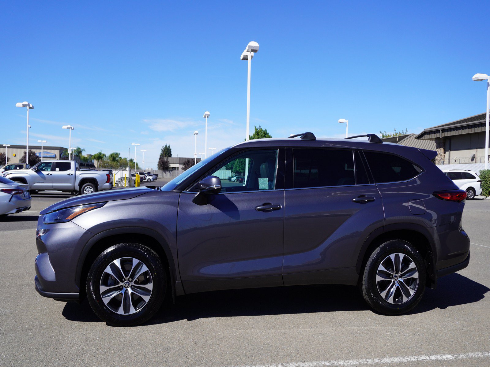 Used 2022 Toyota Highlander XLE AWD/4WD image 6