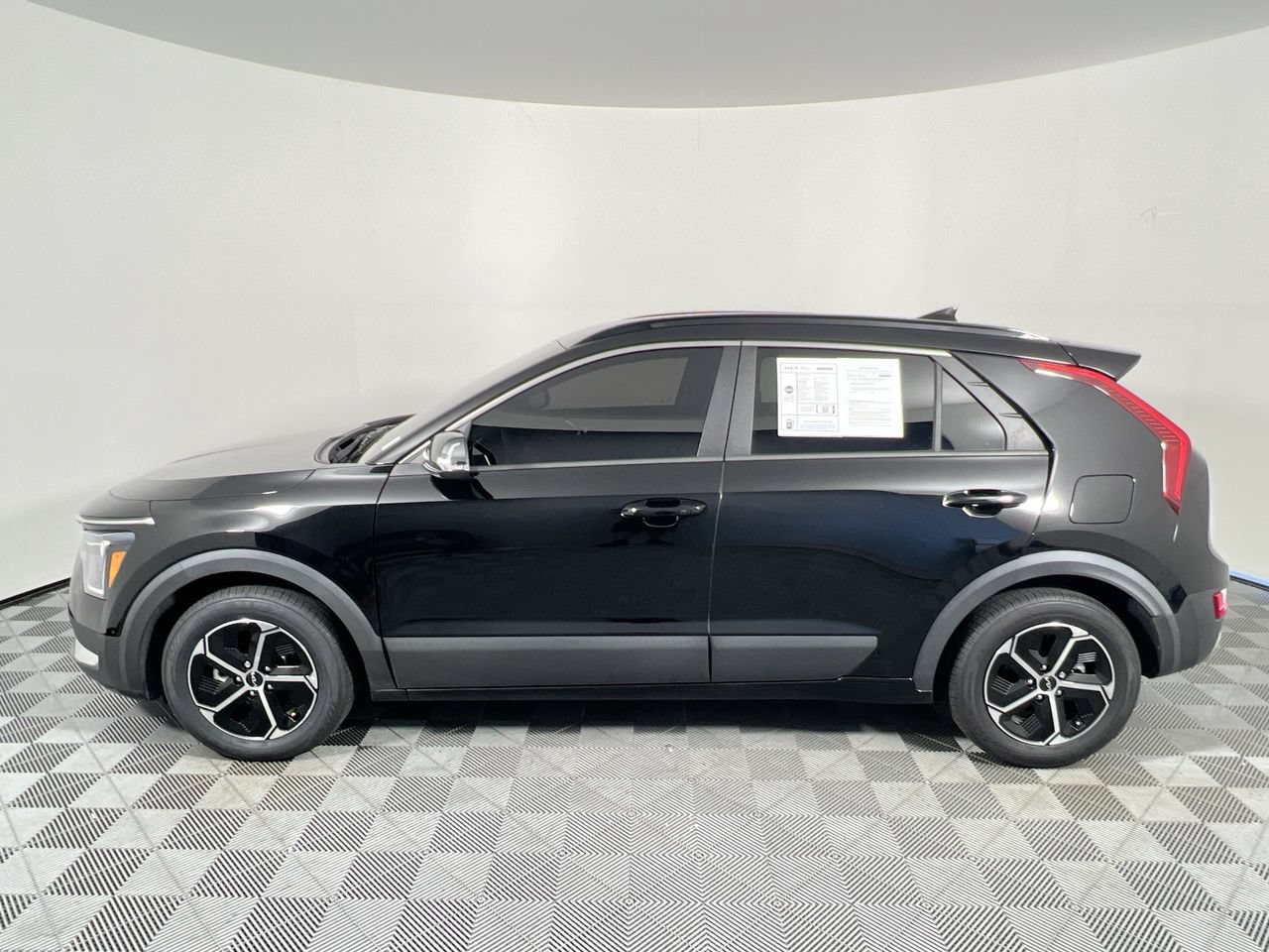 Certified 2024 Kia Niro EX FWD image 6