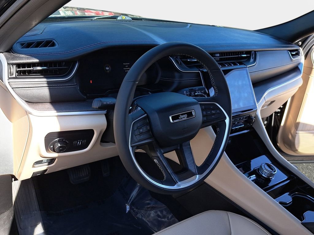 Certified 2023 Jeep Grand Cherokee Limited w/ Luxury Tech Group II AWD/4WD image 17