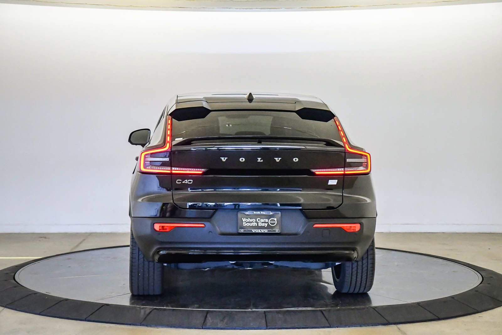 Certified 2023 Volvo C40 P8 Recharge Plus image 3