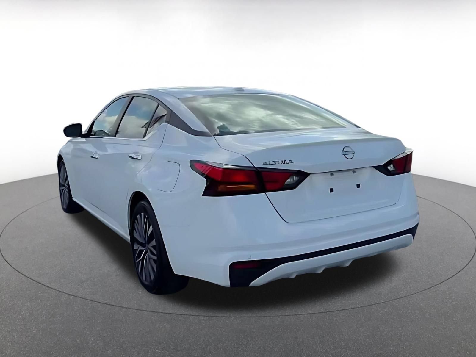 Used 2025 Nissan Altima 2.5 SV FWD image 10
