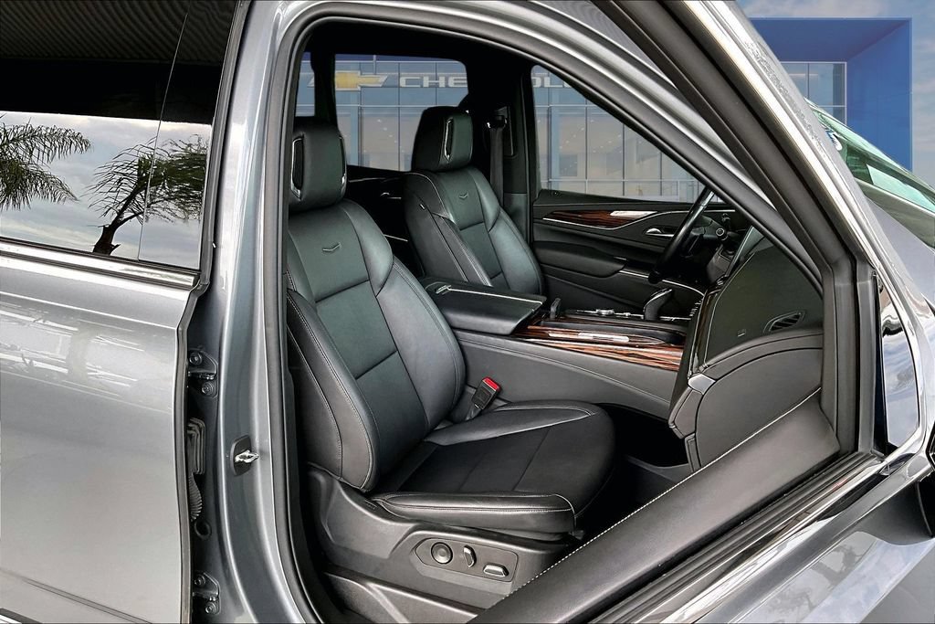 Used 2022 Cadillac Escalade Luxury AWD/4WD image 17