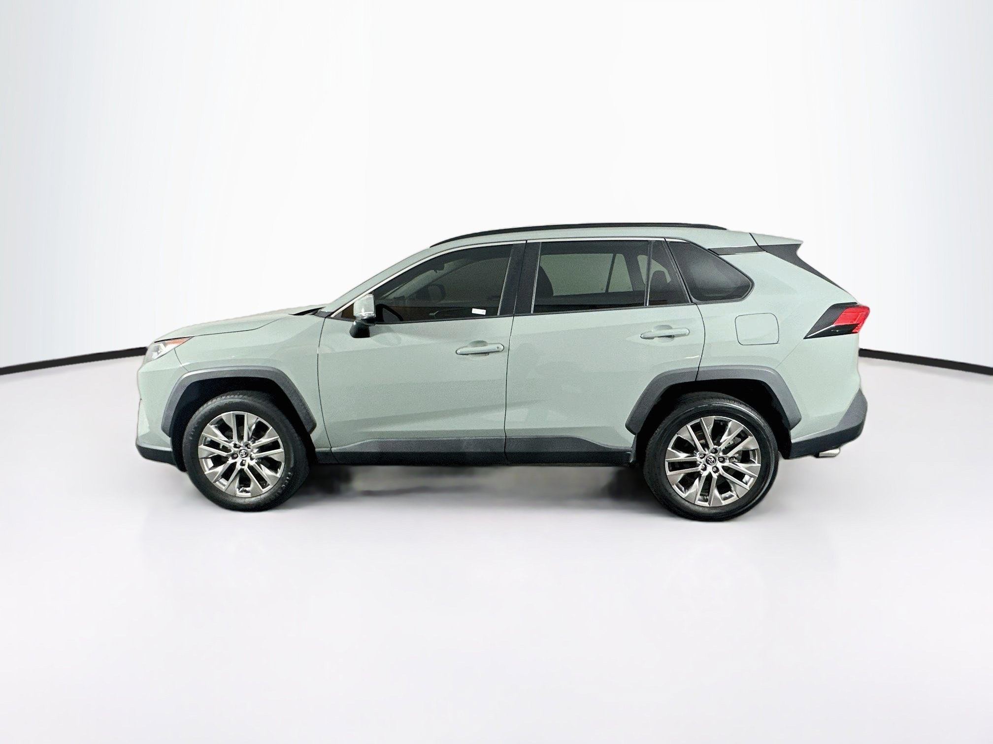 Used 2020 Toyota RAV4 XLE Premium FWD image 4
